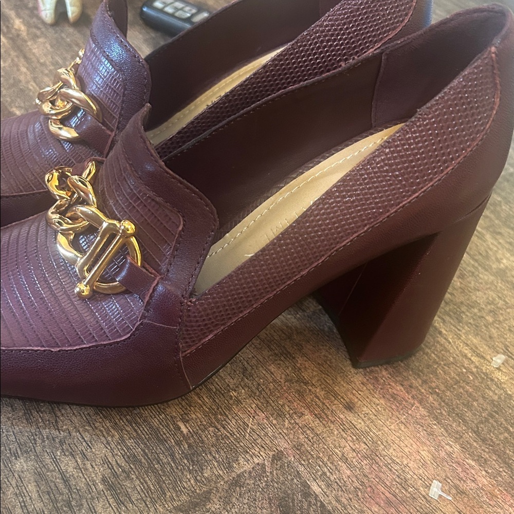Gibson Latimer Women's Deep Red Loafers with Gold Accent - Picture 2 of 10